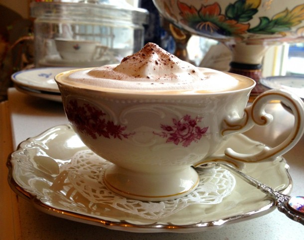 A habos kávé élvezete, avagy porcelánból kávézni felemelőbb