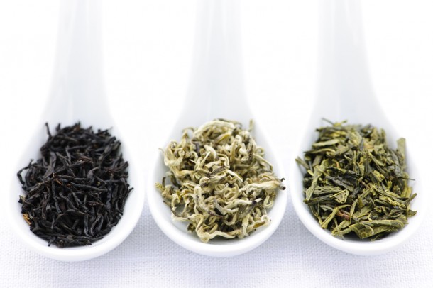 Különböző színű és aromájú teafüvek