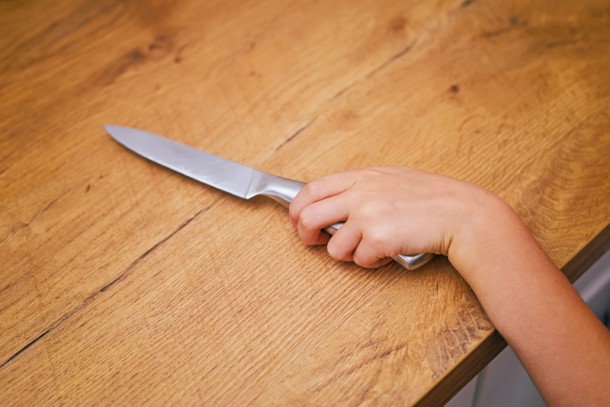 Vigyázz, ne kerüljön a gyermek kezébe éles kés!