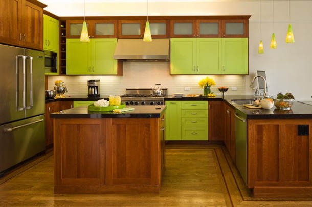Zöld szín és fabútorok a konyhában