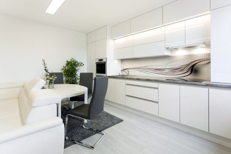 Egy nem éppen átlagos, szürke és fehér, modern, felújított lakótelepi panellakás