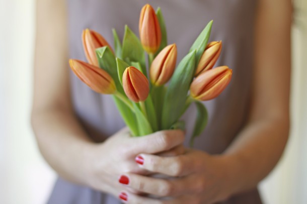 Egyszerű, de nagyszerű trükk, amitől tulipánod akár 1 hétig sem fog elhervadni!