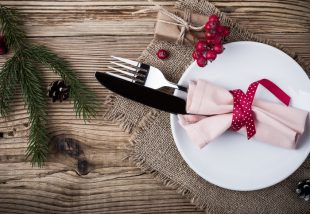 Ünnepre fel! A leghangulatosabb rusztikus karácsonyi asztaldíszek egy csokorba szedve