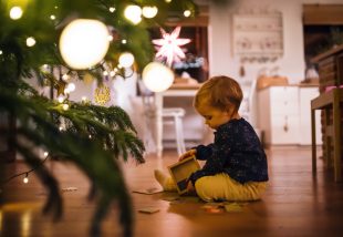 Játékos és könnyed karácsonyi nappali a HYGGE stílus jegyében