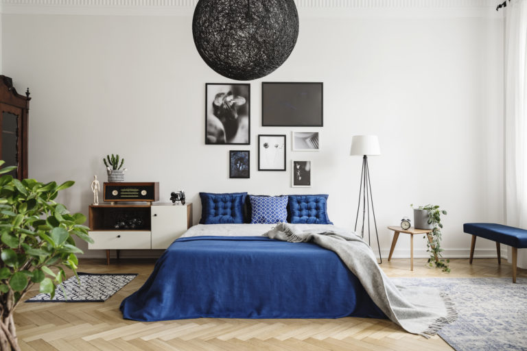 Drámai hatás: Kék textilek a lakásban