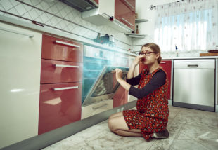 Mi semlegesíti a füstszagot a konyhában? Ezzel a 4 praktikával próbálkozz