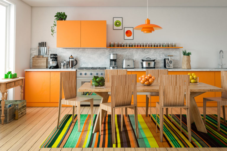 Itt van 4 dekorációs ötlet, hogy nagyobbnak és trendibbnek tűnjön a konyhád