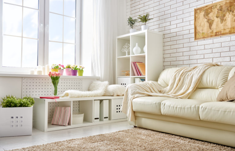 Fehér nappali bútorod van? Így válassz hozzá kiegészítőket!