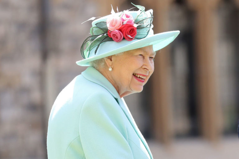 II. Erzsébet királynő megnyitotta gyönyörű rózsakertjét – 40 évig kellett várni rá