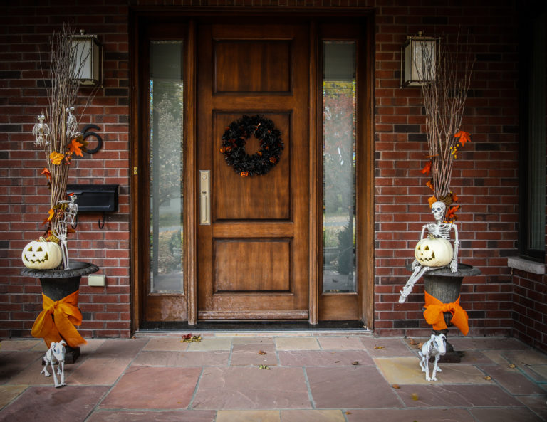 Könnyen és olcsón megvalósítható halloween ajtódekor ötletek képekkel