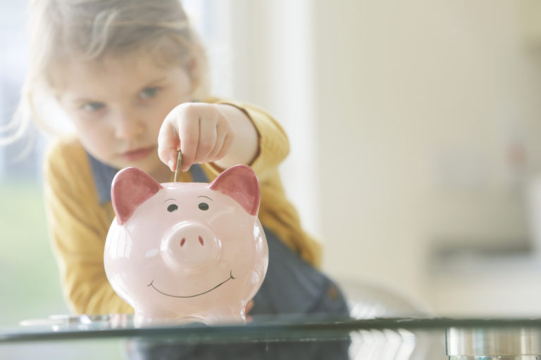 12 tipp, hogy tanítsd meg a gyermekedet helyesen bánni a pénzzel