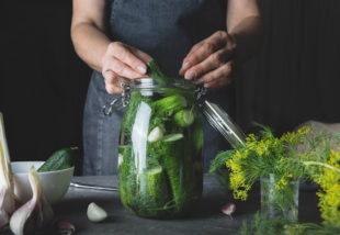 A savanyú uborka leve egy igazi csodaszer – Erre az 5 dologra használhatod