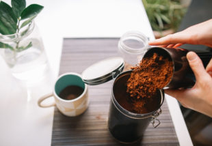 Így használd fel a kávézaccot a háztartásban
