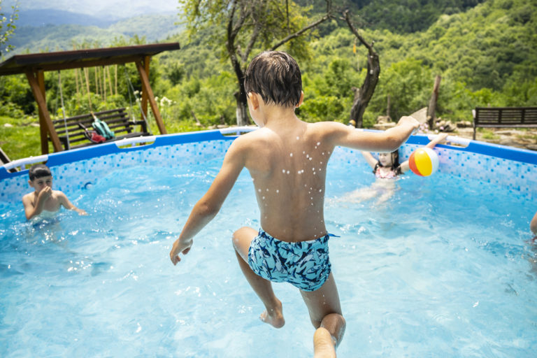 Élvezd a nyarat tiszta medencében! 6 spórolási tipp a medence karbantartásához