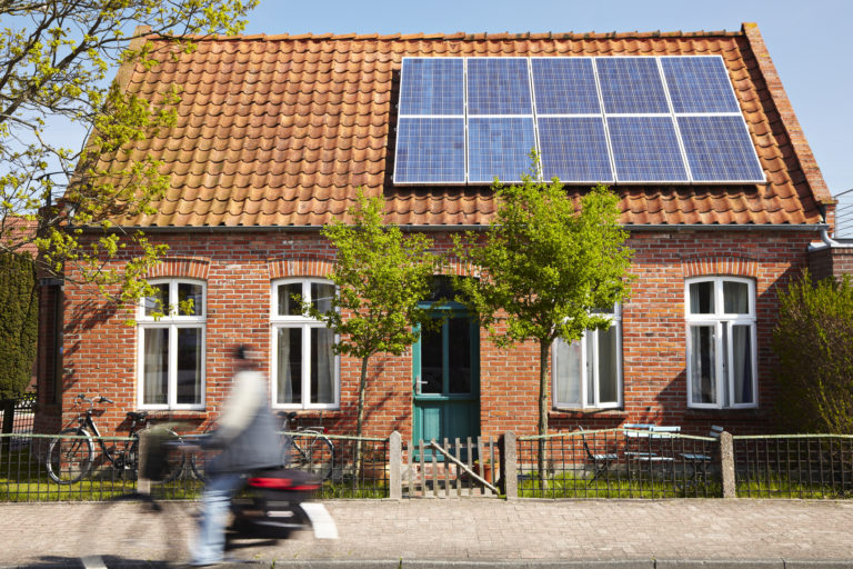 A napenergia felhasználásán gondolkozol? Mutatjuk, hogyan válassz napelemet!