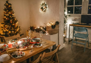 Különleges karácsonyi asztaldekoráció – Mit szólsz a feketéhez és a méregzöldhöz?