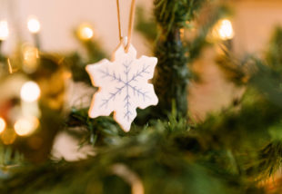Karácsonyfadísz szódabikarbónából – Készíts műporcelán díszeket!