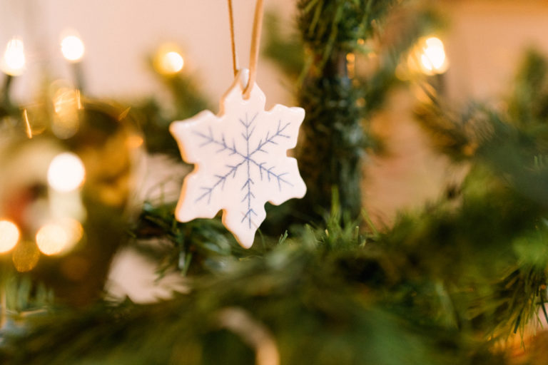 Karácsonyfadísz szódabikarbónából – Készíts műporcelán díszeket!