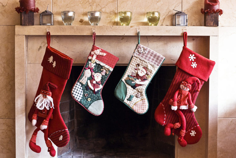 “Csináld magad” szép karácsony IX. – Így készíts karácsonyi zokni dekorációt régi ruhákból