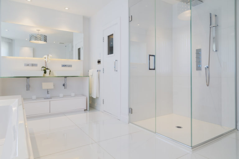 Fehér fürdőszoba ötletek képekkel – Az elegáns és a modern tökéletes keveréke