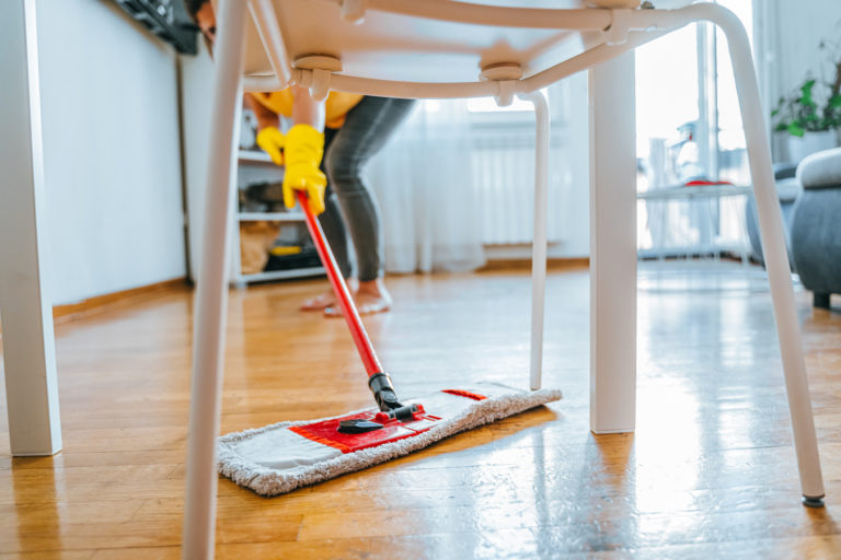 Laminált padló tisztítása – Ezt a 4 hibát SOHA NE kövesd el