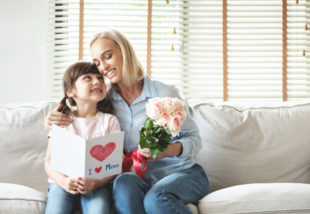 Papírból készült gyöngyvirág anyák napjára – Lepd meg ezzel édesanyádat!