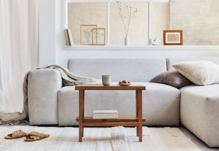 5 egyszerűen kivitelezhető tipp, hogyan dekoráld a nappalit a fehér kanapéhoz
