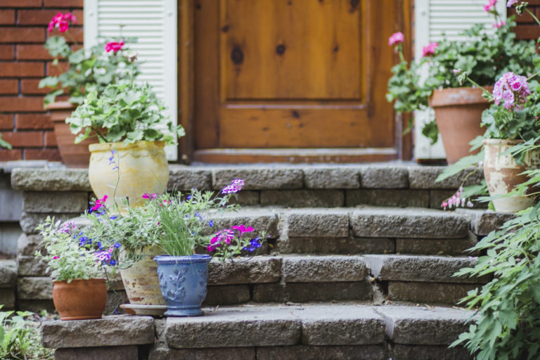 5 szuper ötlet, hogyan dekoráld nyáron a bejárati ajtód környékét