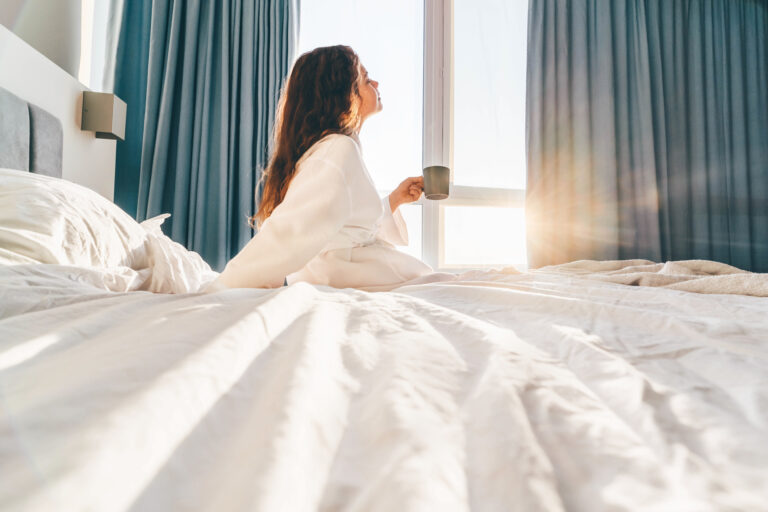 A pihentető alvás érdekében ezeket a hálószoba berendezési hibákat NE kövesd el