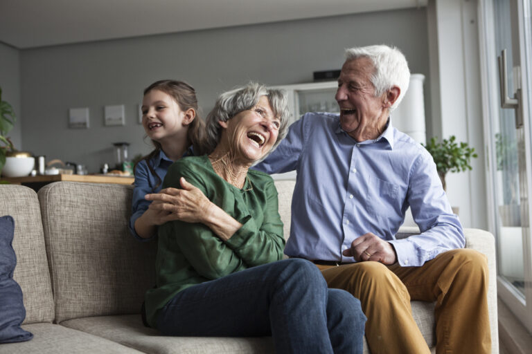 Október az idősek hónapja – Íme 5 tárgy, ami megkönnyíti idős szeretteink életét