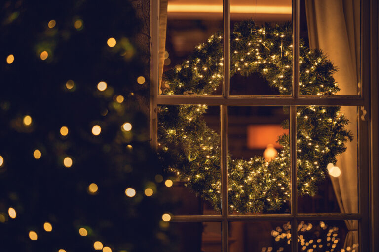 4 tipp, hogy a fenyőből készült karácsonyi díszek tovább maradjanak frissek