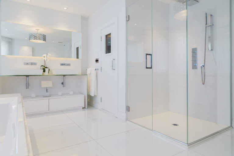 Fehér fürdőszoba ötletek – 4 tipp a klasszikus, időtálló szín használatához