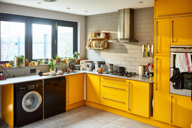 Divatos konyha színek – Idén ezek az árnyalatokat mutatnak a legjobban a főzőtérben