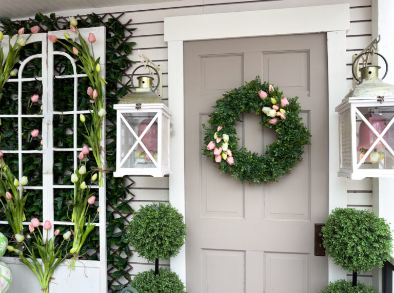 Tavaszi bejárati ajtó dekorációs ötletek: képeken mutatjuk a gyönyörű megoldásokat